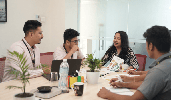 Working-together-at-EB-pearls-1